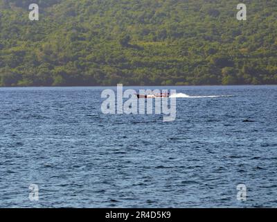 Maumere, Indonesia-23 maggio 2023: Un traghetto interinsulare in Indonesia naviga dal porto di Larantuka al porto di Maumere. Foto Stock