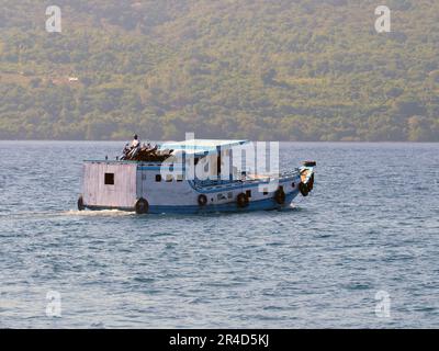 Maumere, Indonesia-23 maggio 2023: Un traghetto interinsulare in Indonesia naviga dal porto di Larantuka al porto di Maumere. Foto Stock