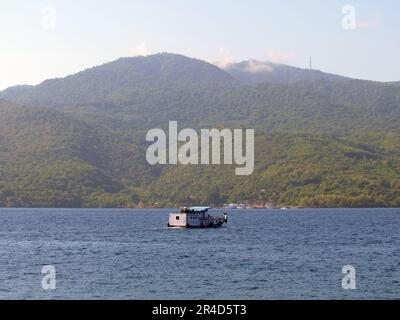 Maumere, Indonesia-23 maggio 2023: Un traghetto interinsulare in Indonesia naviga dal porto di Larantuka al porto di Maumere. Foto Stock