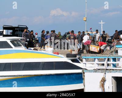 Maumere, Indonesia-23 maggio 2023: Un traghetto interinsulare in Indonesia naviga dal porto di Larantuka al porto di Maumere. Foto Stock