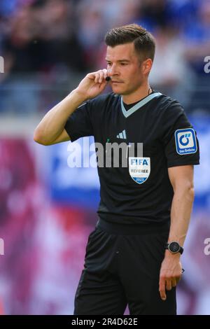 Lipsia, Germania. 27th maggio, 2023. Calcio: Bundesliga, Giornata 34, RB Leipzig - FC Schalke 04 alla Red Bull Arena. Arbitro HARM Osmers comunica con il video arbitro. Credit: Jan Woitas/dpa - NOTA IMPORTANTE: In conformità ai requisiti della DFL Deutsche Fußball Liga e del DFB Deutscher Fußball-Bund, è vietato utilizzare o utilizzare fotografie scattate nello stadio e/o della partita sotto forma di sequenze di immagini e/o serie di foto simili a video./dpa/Alamy Live News Foto Stock