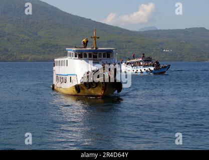 Maumere, Indonesia-23 maggio 2023: Un traghetto interinsulare in Indonesia naviga dal porto di Larantuka al porto di Maumere. Foto Stock