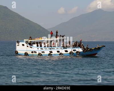 Maumere, Indonesia-23 maggio 2023: Un traghetto interinsulare in Indonesia naviga dal porto di Larantuka al porto di Maumere. Foto Stock