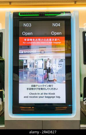 Esposizione della macchina del bagaglio per il check-in di Japan Airlines che mostra i due passaggi per il check-in del bagaglio. Terminal uno nazionale, all'aeroporto Haneda di Tokyo. Foto Stock