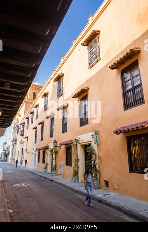 Una ragazza cammina per una strada nel centro storico di Cartagena Colombia Foto Stock