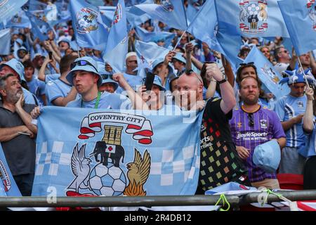 Londra, Regno Unito. 24th maggio, 2023. I fan di Coventry precedono la partita finale del Campionato Sky Bet, Coventry City vs Luton Town al Wembley Stadium, Londra, Regno Unito, 27th maggio 2023 (Photo by Gareth Evans/News Images) a Londra, Regno Unito, il 5/24/2023. (Foto di Gareth Evans/News Images/Sipa USA) Credit: Sipa USA/Alamy Live News Foto Stock