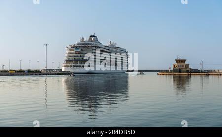 Arrivo di una nave da crociera a Sète, Hérault, Occitanie, Francia Foto Stock