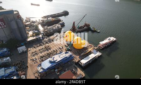 HONG KONG - Maggio 28 2023: Due gigantesche Duckie di gomma sono pronte nel molo. Scultura gigante di anatra di gomma di Florentijn Hofman, visitare Hong Kong oggi che Foto Stock