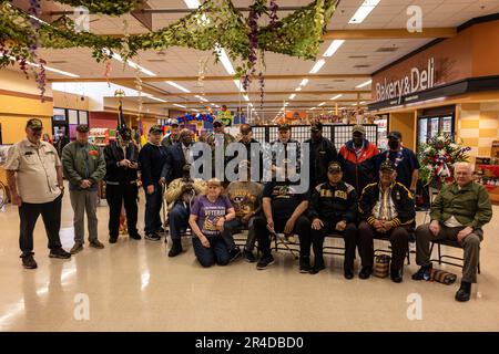 I veterani della guerra del Vietnam scattano una foto di gruppo durante la cerimonia di commemorazione della Giornata nazionale dei veterani della guerra del Vietnam, tenutasi presso la base del corpo dei Marine di Quantico, Virginia, il 29 marzo 2023. Nel 2017, il presidente Donald Trump ha dichiarato la Giornata nazionale dei veterani di guerra del Vietnam perché in questo giorno nel 1973, le truppe di combattimento statunitensi hanno lasciato la Repubblica del Vietnam. Foto Stock