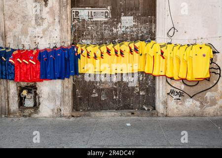 Le maglie da calcio in vendita sono appese su un edificio di Cartagena Colombia Foto Stock