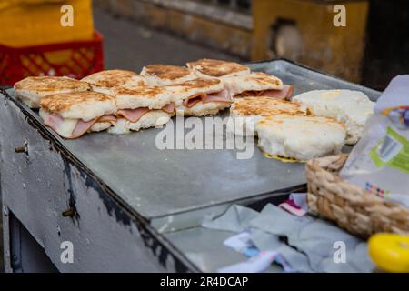 Prosciutto e formaggio arepas su una griglia a Cartagena Colombia Foto Stock