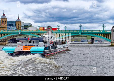 London River Thames un Clipper Uber Boat thames che si dirige verso Southwark Bridge Foto Stock