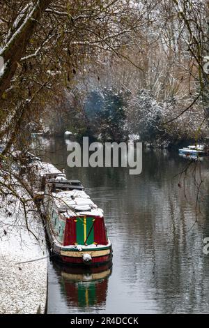 Una nave a crociera ormeggiata sul fiume Cam a Stourbridge Common, Cambridge, Regno Unito, in una giornata invernale innevata. Foto Stock