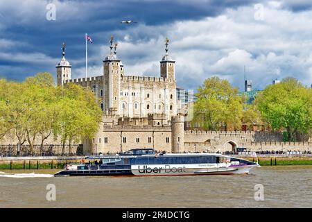 London River Thames la Torre di Londra un Uber Boat thames Clippers passando il castello medievale in primavera Foto Stock