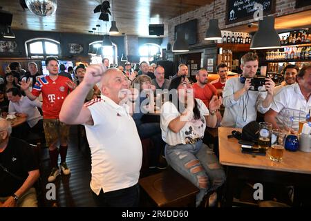 Monaco, Germania. 27th maggio, 2023. I tifosi festeggiano il campionato del Bayern al Bachmaier Hofbräu. Il Bayern München è campione tedesco di calcio per l'undicesima volta consecutiva. Credit: Felix Hörhager/dpa - NOTA IMPORTANTE: In conformità ai requisiti della DFL Deutsche Fußball Liga e del DFB Deutscher Fußball-Bund, è vietato utilizzare o utilizzare fotografie scattate nello stadio e/o della partita sotto forma di sequenze di immagini e/o serie di foto simili a video./dpa/Alamy Live News Foto Stock