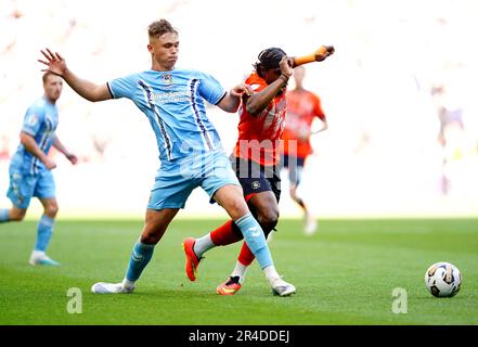 Callum Doyle di Coventry City (a sinistra) e Pelly Ruddock Mpanzu di Luton Town si battono per la palla durante la finale di play-off del Campionato Sky Bet al Wembley Stadium, Londra. Data immagine: Sabato 27 maggio 2023. Foto Stock