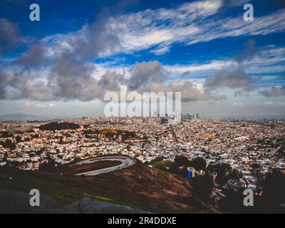 Vista aerea del paesaggio urbano di San Francisco dalla cima di una montagna, con edifici e monumenti iconici Foto Stock