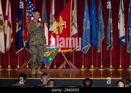 STATI UNITI Il corpo Marino col Thomas M. Bedell, l'ufficiale comandante della Stazione aerea del corpo Marino Miramar, parla ad una folla riunita alla stazione aerea durante la cerimonia di nomina per il maggiore sergente di MCAS Miramar, Sgt. Major Marquis L. Young, 3 febbraio 2023. Prima della sua nuova posizione, Young ha completato con successo il suo terzo tour in Marine Corps Recruiting Command. Foto Stock