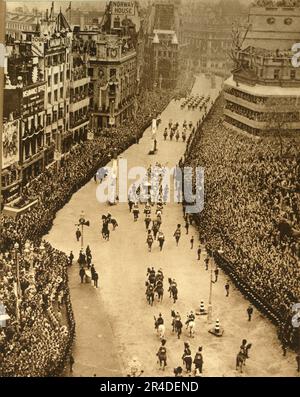 'Homeward bound through Trafalgar Square', 1937. Da "l'incoronazione di re Giorgio VI e regina Elisabetta". [The Photochrom Co. Ltd., Londra, 1937 ] Foto Stock