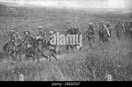 ''Les Suces Britanniques au Nord de la Somme; Prisonniers allemands blesses, diriges, par nos allienes, de Contalmaison sur la Boisselle', 1916. From "l'Album de la Guerre 1914-1919, Volume i" [l'Illustration, Paris, 1924]. Foto Stock