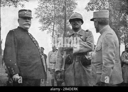 ''Autour de la Bataille; le Colonial Mathieu Jouy photographie entre le General Joffre et le General Roques, ministre de la Guerre, au moment ou il vient de recevoir la croix de la Legion d'honneur', 1916. From "l'Album de la Guerre 1914-1919, Volume i" [l'Illustration, Paris, 1924]. Foto Stock