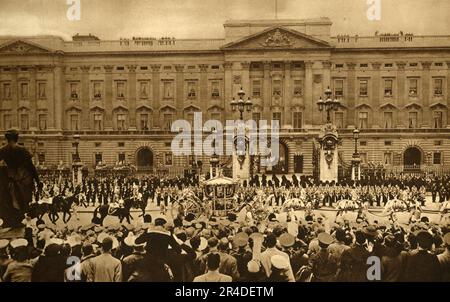 'The Coronation Coach viewed from Queen Victoria Memorial', 1937. Da "l'incoronazione di re Giorgio VI e regina Elisabetta". [The Photochrom Co. Ltd., Londra, 1937 ] Foto Stock