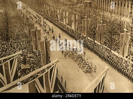 "The Coronation Procession in the Mall", 1937. Da "l'incoronazione di re Giorgio VI e regina Elisabetta". [The Photochrom Co. Ltd., Londra, 1937 ] Foto Stock