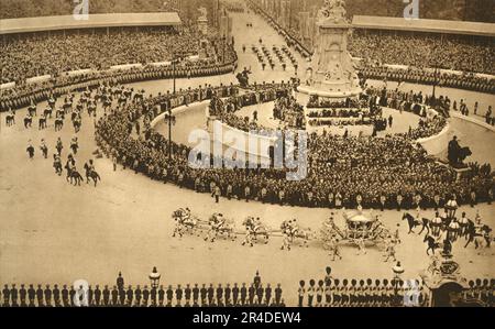 "The Coronation Procession Acoming the Mall", 1937. Da "l'incoronazione di re Giorgio VI e regina Elisabetta". [The Photochrom Co. Ltd., Londra, 1937 ] Foto Stock