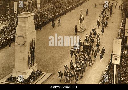 "L'allenatore di Stato che passa il Cenotaph", 1937. Da "l'incoronazione di re Giorgio VI e regina Elisabetta". [The Photochrom Co. Ltd., Londra, 1937 ] Foto Stock