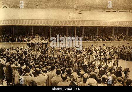 "Passando per Piazza del Parlamento", 1937. Da "l'incoronazione di re Giorgio VI e regina Elisabetta". [The Photochrom Co. Ltd., Londra, 1937 ] Foto Stock