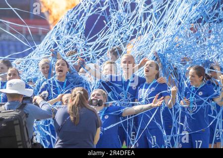 Reading, Regno Unito. 27th maggio, 2023. Reading, Inghilterra, 27th 2023 maggio: Chelsea festeggia la vittoria del titolo WSL dopo il gioco di Barclays fa Womens Super League tra Reading e Chelsea al Select Car Leasing Stadium, Reading. (Tom Phillips/SPP) credito: SPP Sport Press Photo. /Alamy Live News Foto Stock