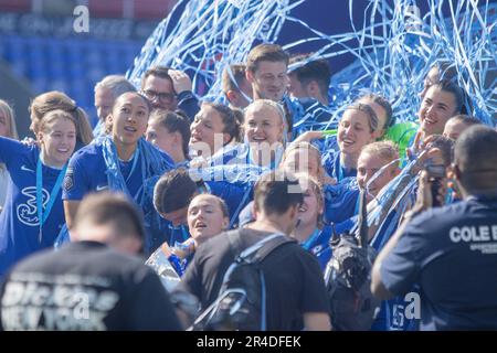 Reading, Regno Unito. 27th maggio, 2023. Reading, Inghilterra, 27th 2023 maggio: Chelsea festeggia la vittoria del titolo WSL dopo il gioco di Barclays fa Womens Super League tra Reading e Chelsea al Select Car Leasing Stadium, Reading. (Tom Phillips/SPP) credito: SPP Sport Press Photo. /Alamy Live News Foto Stock