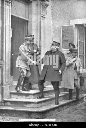 'Le General Joffre a l'armee de Verdun; avec le General Nivelle, commandant d'armee, le genral en chef s'est rendu,ces jours derniers, au poste de commandement du General Mangin qui "dirige depuis cinq mois, selon les termes de sa derniere citation, des operations, inpues et interpuu pes et grace a figlio energie, a sa volonte opiniatre, un figlio ascendente sur les troupes, a obtenu d'importants resultats "', 1916. Da "Collection de la Guerre IV. L'Illustrazione Tome CXLVIII. La Guerre Juillet, Aout, Settembre, Ottobre, Novembre, Dicembre 1916". (Generale Joffre dall'esercito o Foto Stock