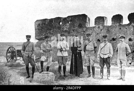 'Le commandant et les officiers du 1er bataillon Colonial du Maroc, sur une terrasse de la Kasba Tadla, en octobre 1914.Tous les officiers qui entourent le chef de bataillon ont ete tues ou blesses pendant les Operations en France', 1914. Da "Collection de la Guerre IV. L'Illustrazione Tome CXLVIII. La Guerre Juillet, Aout, Settembre, Ottobre, Novembre, Dicembre 1916". (Comandante e ufficiali del battaglione coloniale del 1st del Marocco, su una terrazza a Kasba Tadla, nell'ottobre 1914. Tutti gli ufficiali che circondano il capo battaglione sono stati uccisi o feriti durante le operazioni in Francia). Foto Stock