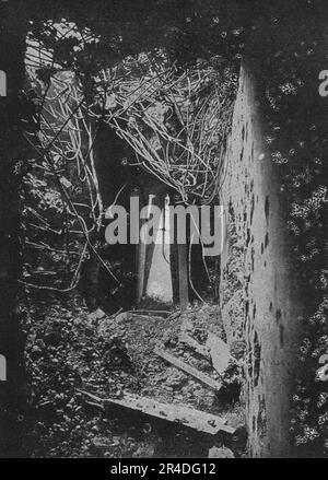 «Apres la reprise du Fort de Douaumont; couloir eventre de la tourelle Nord-Ouest du Fort», 1916. Da "Collection de la Guerre IV. L'Illustrazione Tome CXLVIII. La Guerre Juillet, Aout, Settembre, Ottobre, Novembre, Dicembre 1916". (Dopo la riconquistazione di Fort Douaumont; corridoio sgargiato della torretta nord-occidentale) Foto Stock