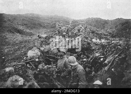 «Apres la reprise du Fort de Douaumont; Boyau allemand partant du Fort et converti en tranchee francaise», 1916. Da "Collection de la Guerre IV. L'Illustrazione Tome CXLVIII. La Guerre Juillet, Aout, Settembre, Ottobre, Novembre, Dicembre 1916". (Dopo la riconquista di Fort Douaumont; trincea tedesca a partire dal forte trasformato in trincea francese) Foto Stock