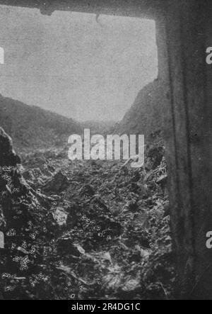 «Apres la reprise du Fort de Douaumont; fosse Nord-Ouest-Sud-Ouest vu du coffre Nord-Ouest», 1916. Da "Collection de la Guerre IV. L'Illustrazione Tome CXLVIII. La Guerre Juillet, Aout, Settembre, Ottobre, Novembre, Dicembre 1916". (Dopo la riconquista di Fort Douaumont; pozzo Nord-Ovest-Sud-Ovest visto dal Nord-Ovest) Foto Stock