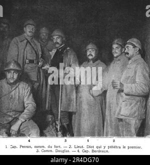 «Apres la reprise du Fort de Vaux; 1. Cap. Perron, comm.du Fort.--2. Lieut. Diot qui y penetra le Premier.--3. Comm. Douglas.--4. Cap. Bordeaux', 1916. Da "Collection de la Guerre IV. L'Illustrazione Tome CXLVIII. La Guerre Juillet, Aout, Settembre, Ottobre, Novembre, Dicembre 1916". (Dopo la riconquista di Fort Vaux; 1. Cap. Perron, comm. du fort.--2. Lieut. Diot che lo ha inserito per primo.--3. Com. Douglas.--4. Cap. Bordeaux) Foto Stock