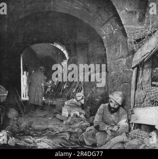 «Apres la reprise du Fort de Vaux; le Couloir Central», 1916. Da "Collection de la Guerre IV. L'Illustrazione Tome CXLVIII. La Guerre Juillet, Aout, Settembre, Ottobre, Novembre, Dicembre 1916". (Dopo la riconquista di Fort Vaux; il corridoio centrale) Foto Stock