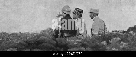 «La visite du President de la Republique au front de Verdun; le General Mangin donne des explications, sur le Terrain, a deux officiers d'etat-major», 1916. Da "Collection de la Guerre IV. L'Illustrazione Tome CXLVIII. La Guerre Juillet, Aout, Settembre, Ottobre, Novembre, Dicembre 1916". (Visita del Presidente della Repubblica sul fronte Verdun; il generale Mangin fornisce spiegazioni sul campo a due funzionari) Foto Stock