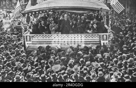 "La bataille Presidentielle aux etats-unis; M. Hughes scorant du haut d'une estrade dressee en plein rue, a Parkersburg, dans l'Etat d'Ohio, en majorite propiant a M. Wilson.", 1916. Da "Collection de la Guerre IV. L'Illustrazione Tome CXLVII. La Guerre Juillet, Aout, Settembre, Ottobre, Novembre, Dicembre 1916". Foto Stock