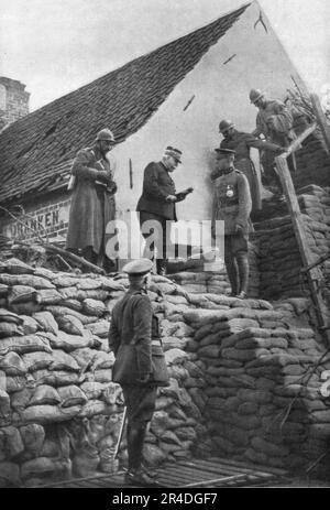 «Le roi Albert !er et le generalissime sur le front de l'armee Belge; accompagnes d'officiers superieurs de leurs etats-majors, le roi des Belges et le General Joffre discendent d'une poste d'Observation d'artillerie, devant Dixmude.», 1916. Da "Collection de la Guerre IV. L'Illustrazione Tome CXLVII. La Guerre Juillet, Aout, Settembre, Ottobre, Novembre, Dicembre 1916". Foto Stock