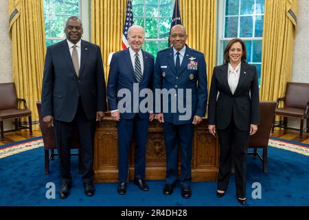 Washington, Stati Uniti d'America. 25th maggio, 2023. Washington, Stati Uniti d'America. 25 maggio, 2023. Il presidente degli Stati Uniti Joe Biden si pone con il generale dell'aeronautica Charles Q. Brown, Jr., al centro di destra, dopo aver annunciato la sua nomina come prossimo presidente dei capi di stato maggiore nell'Ufficio ovale della Casa Bianca, 25 maggio 2023, a Washington, DC in piedi da sinistra: Segretario della Difesa Lloyd Austin, Presidente Joe Biden, Gen. CQ Brown e Vice Presidente Kamala Harris. Credit: Adam Schultz/White House Photo/Alamy Live News Foto Stock