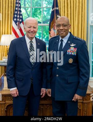 Washington, Stati Uniti d'America. 25th maggio, 2023. Washington, Stati Uniti d'America. 25 maggio, 2023. Il presidente degli Stati Uniti Joe Biden si presenta con il generale dell'aeronautica Charles Q. Brown, Jr., a destra, dopo aver annunciato la sua nomina come prossimo presidente dei capi di stato maggiore nell'ufficio ovale della Casa Bianca, 25 maggio 2023, a Washington, DC Credit: Adam Schultz/White House Photo/Alamy Live News Foto Stock