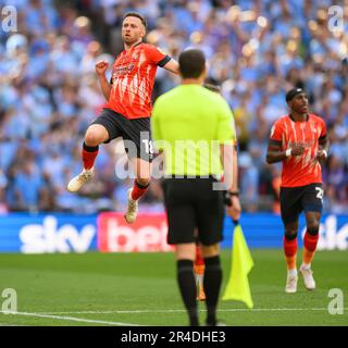 Coventry City / Luton Town - Campionato Sky Bet - Play Off - finale - Stadio di Wembley Luton Town's, Jordan. 27th maggio, 2023. Jordan Clark festeggia il suo gol durante la finale di play-off del campionato Sky Bet al Wembley Stadium, Londra. Picture Credit: Notizie dal vivo su Mark Pain/Alamy Foto Stock