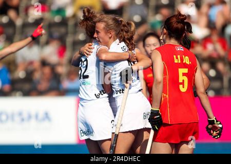 La squadra belga Louise Versavel celebra il terzo goal del gioco con la squadra belga Delphine Marien Belgium Delphine Marien durante la partita femminile della FIH Hockey Pro League a Lee Valley, Londra. Data immagine: Sabato 27 maggio 2023. Foto Stock