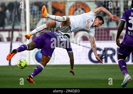 Firenze, Italia. 27th maggio, 2023. Igor Julio dos Santos de Paulo di ACF Fiorentina e Andrea Belotti di AS Roma si sfidano per la palla durante la Serie Una partita di calcio tra ACF Fiorentina e AS Roma allo stadio Artemio Franchi di Firenze (Italia), 27th maggio 2022. Credit: Insidefoto di andrea staccioli/Alamy Live News Foto Stock
