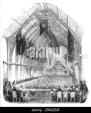 Apertura del New Corn Exchange, a Hull, 1856. 'La parte centrale [dell'edificio] è la magnifica Exchange-hall, lunga 160 metri per 45 di larghezza, il cui tetto di vetro è sostenuto da quindici archi di legno e ferro; E l'intera assenza di colonne interne aumenta la grandezza dell'effetto... l'interno della sala Exchange è stato dipinto dal Sig. Wardale, e decorato per questa occasione dal Sig. Seaman. Entrando dalla grande porta ovest l'effetto è stato molto piacevole, l'interno del tetto appeso con tre file di bandiere e striscioni... su ciascuna delle pareti laterali c'erano luci a gas a staffa, Foto Stock