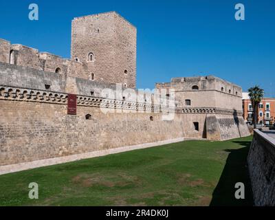 BARI, ITALIA - 30 OTTOBRE 2021: Fossato e torre al Castello Svevo di Bari nel pomeriggio Foto Stock