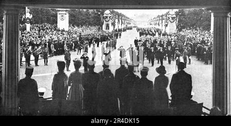 «Les fetes de la victoire a Londres; le 19 juillet 1919: l'amiral Beatty, au second plan vers la gauche, suivi de son etat-major, precede le defile des marins; au Premier plan, vus de dos, les souverains britanniques dans la tribune royale; entre la reine et le roi qui salue, la main a la visiere de sa casquette, on reconnait, a son kepi, le marechal Foch', 1919. From "l'Album de la Guerre 1914-1919, Volume 2" [l'Illustration, Paris, 1924]. Foto Stock